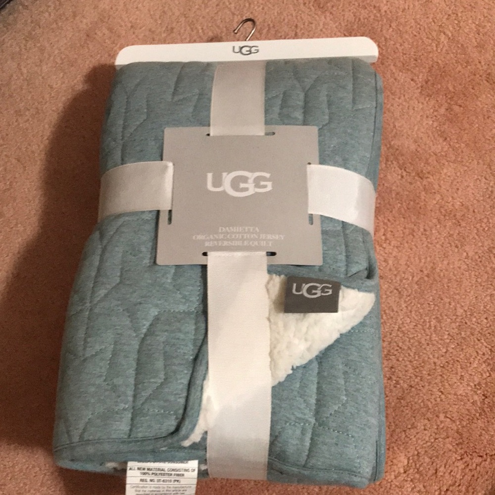 UGG (baby) beautiful organic cotton reversible quilt for baby